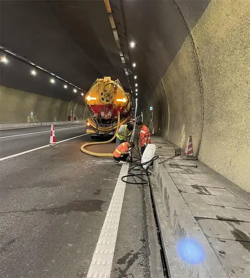 泾源隧道排水渠清淤